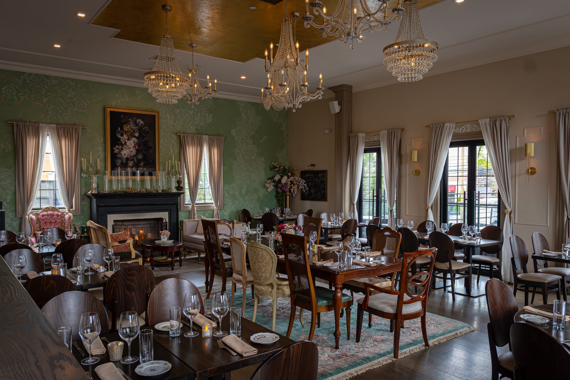 Vida restaurant lounge ambiance